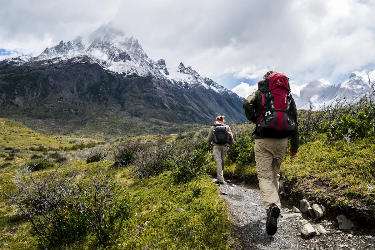 Zwei Wanderer mit Rucksäcken auf einem Bergpfad