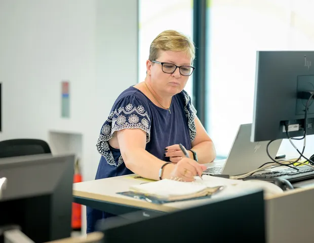 Arbeitsplatz mit Unterlagen und Laptop in der Steuerkanzlei Hofmann