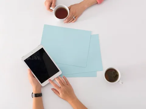 Moderne Büro-Szene mit Schreibtisch und Unterlagen