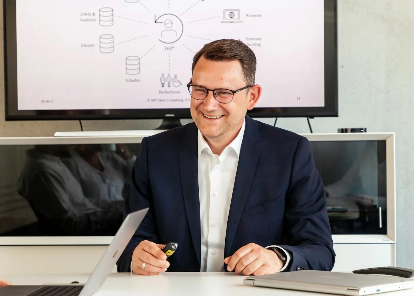 Andreas Reindl vor einer Prozessgrafik