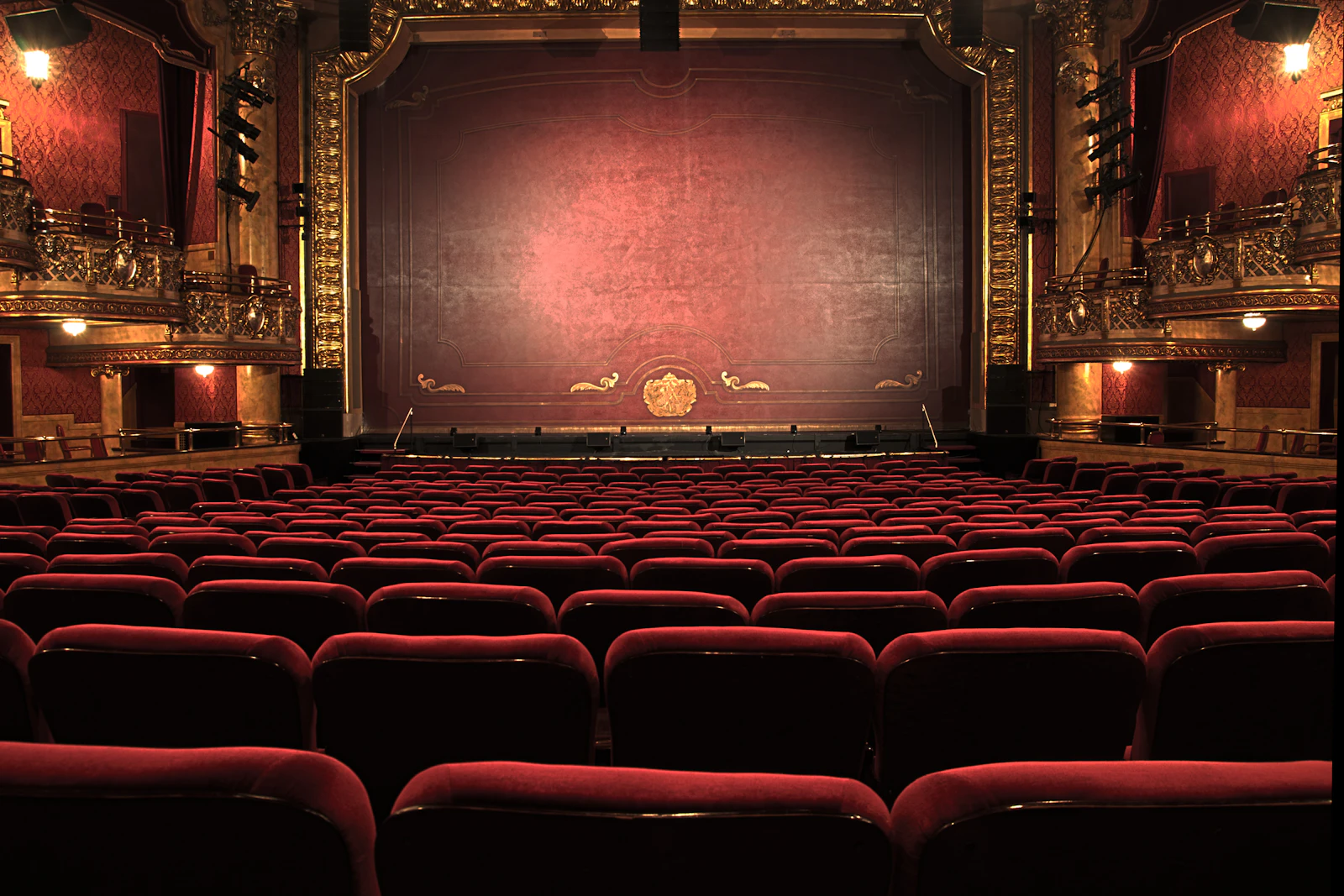 Leerer Theatersaal mit rotem Vorhang